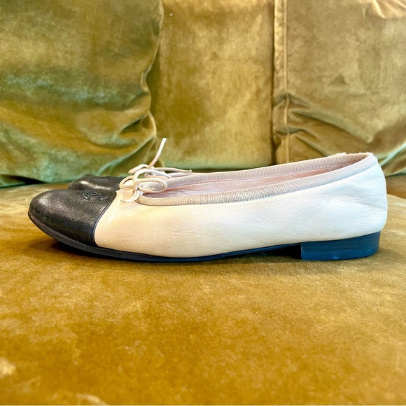 CHANEL cap toed ballet flats with interlocking CCs, sz37 1/2 beige/black GUC - Picture 7 of 15